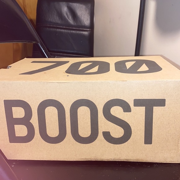 Yeezy Boost 700 V2 “Vanta” - Picture 8 of 9